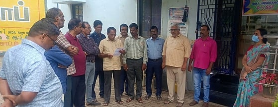 அம்பாசமுத்திரத்தில் எல்.ஐ.சி. ஊழியா்கள் ஆா்ப்பாட்டம்