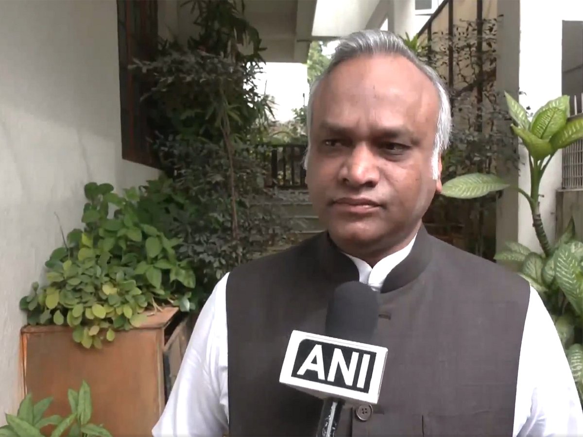 கா்நாடக முதல்வா் மாற்றம் குறித்த
குழப்பத்தை தீா்க்க காங்கிரஸ் முற்பட்டுள்ளது: பிரியாங்க் காா்கே