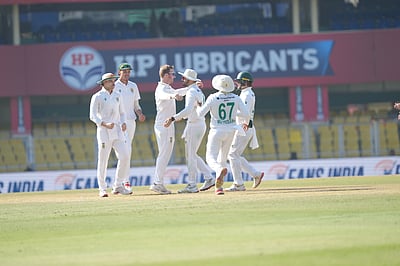 குவாஹாட்டி டெஸ்ட்: கடைசி நாளிலும் தடுமாறும் இந்தியா! 5 விக்கெட்டுகளை இழந்தது!