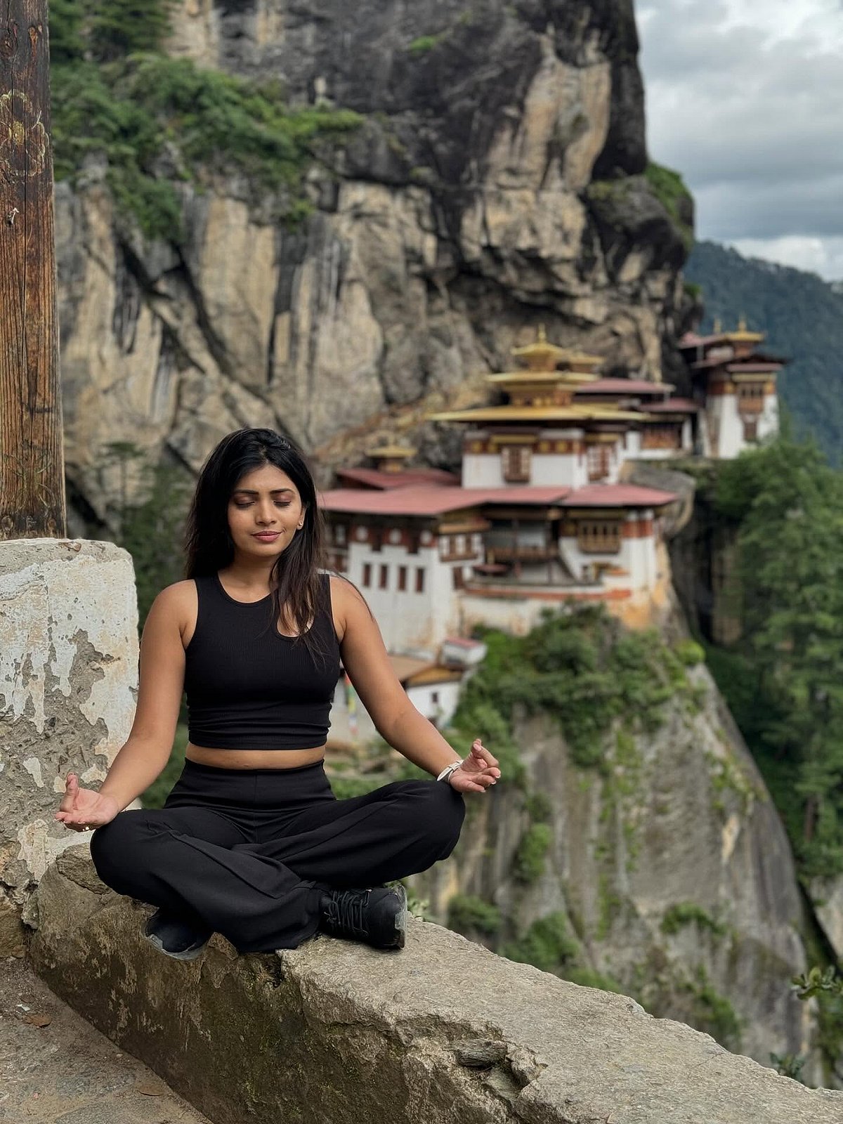 புலிக்கூடு புத்த தலத்தில்... ருசிரா ஜாதவ்!