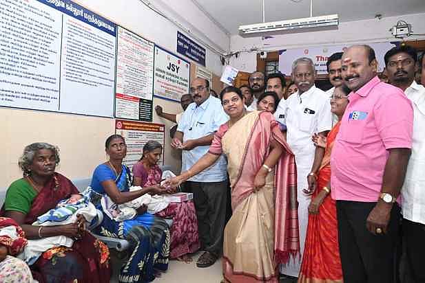 உதயநிதி ஸ்டாலின் பிறந்த நாள்:
குழந்தைகளுக்கு தங்க மோதிரம் அணிவிப்பு