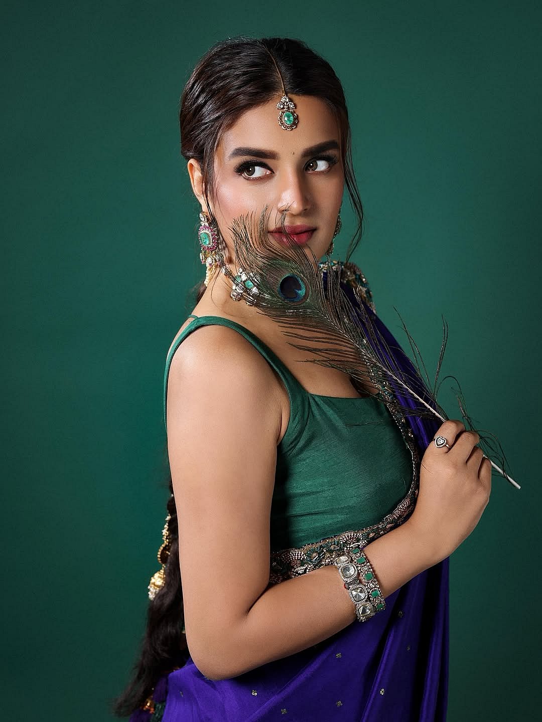 மயிலிறகாய் மயிலிறகாய் வருடுகிறாய்... நிதி அகர்வால்!