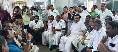 கரூர் கோயில் நிலத்தில் உள்ள வீடுகளுக்கு சீல் வைக்க எதிர்ப்பு! அதிகாரிகளுடன் அரசியல் கட்சியினர் பேச்சு!