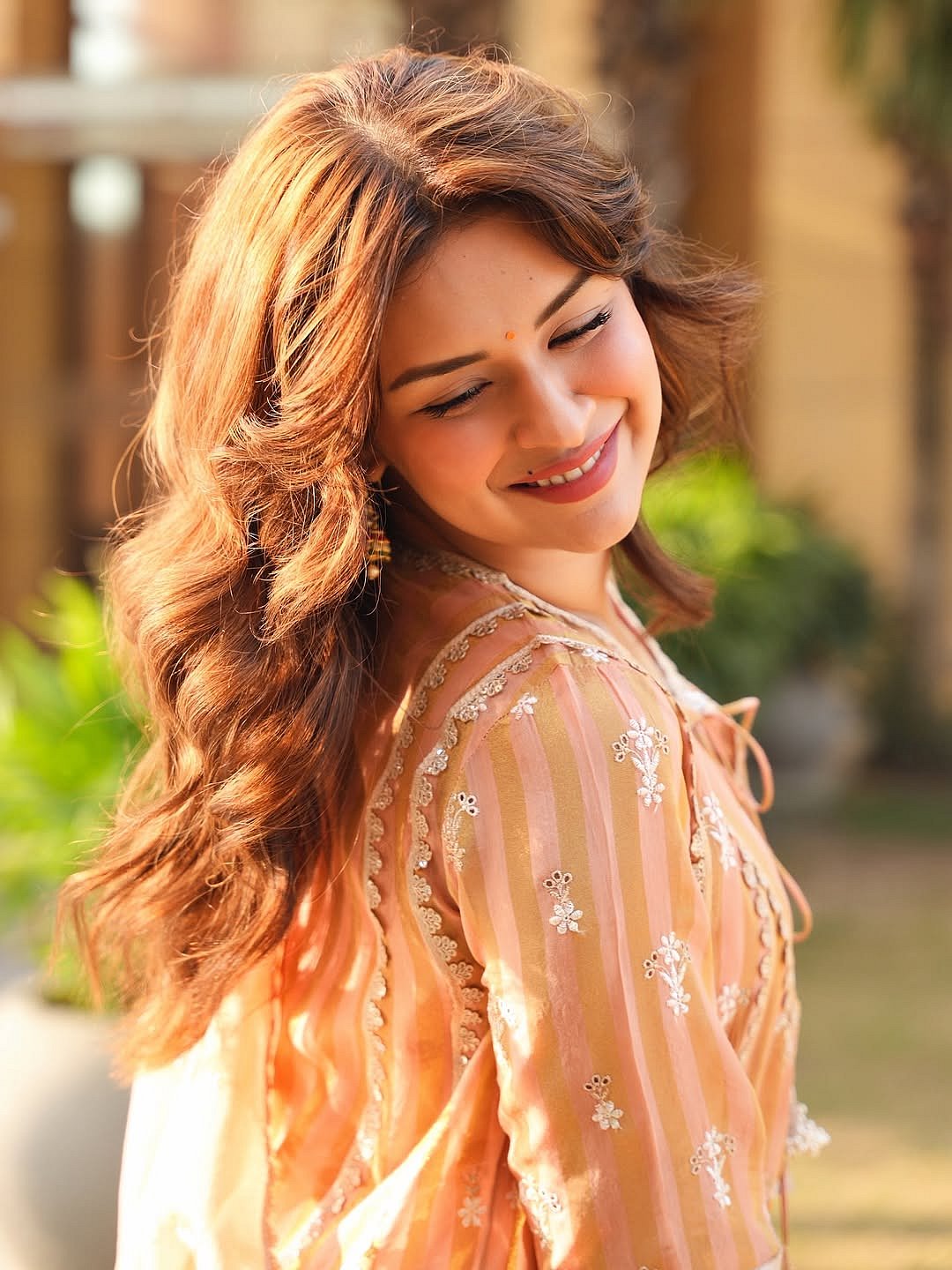 சிரித்தாள் தங்கப் பதுமை... அவ்னீத் கௌர்!