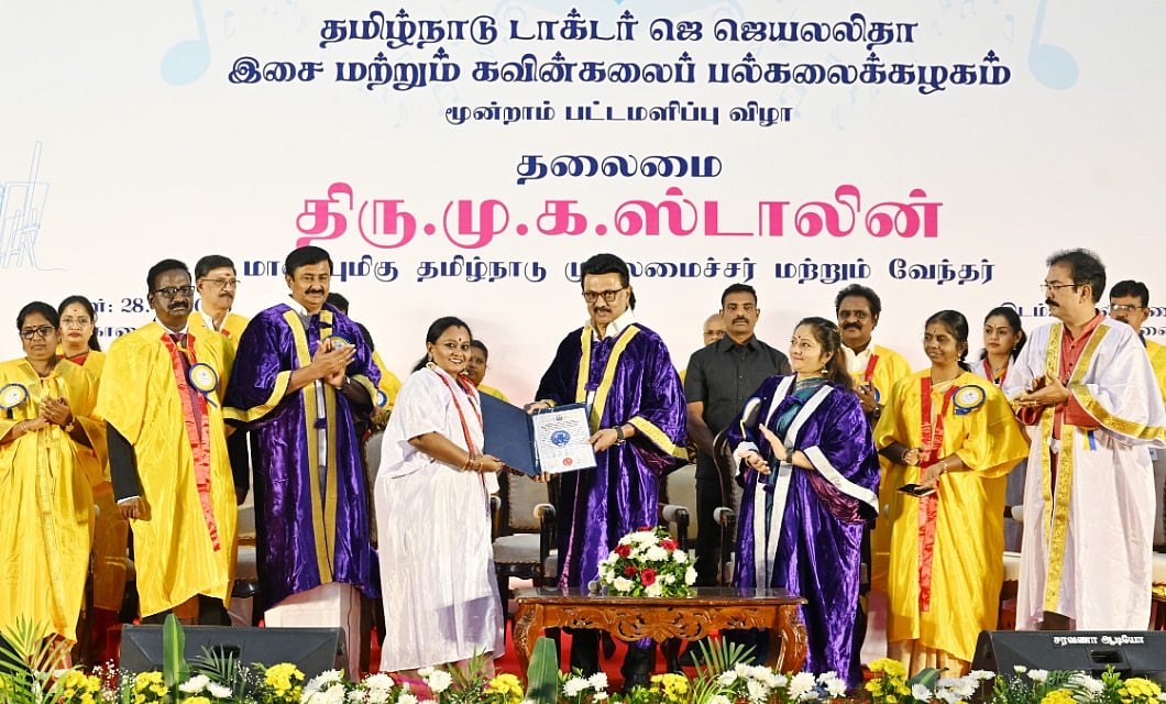 தமிழ்நாடு முதல்வரும், தமிழ்நாடு டாக்டர் ஜெ.ஜெயலலிதா இசை மற்றும் கவின்கலை பல்கலைக்கழகத்தின் வேந்தருமான மு.க.ஸ்டாலின் வெள்ளிக்கிழமை (நவ.28) பல்கலைக்கழகத்தின் மூன்றாம் பட்டமளிப்பு விழாவில், மாணவ, மாணவியர்களுக்கு பட்டங்களை வழங்கினார்.