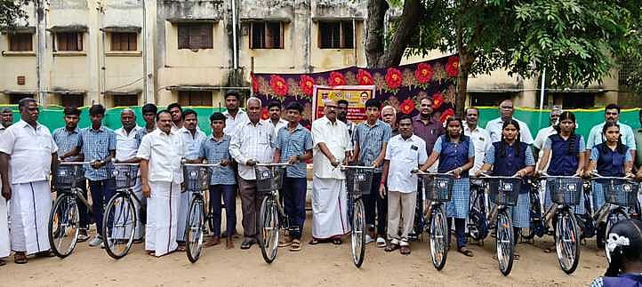 அரசுப் பள்ளி மாணவா்கள் 
592 பேருக்கு இலவச சைக்கிள்