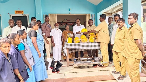 சுகாதாரப் பணியாளா்களுக்கு பாதுகாப்பு உபகரணங்கள்