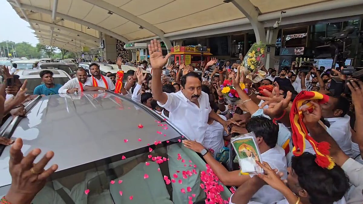 கோவையில் செங்கோட்டையனுக்காக 4 மணிநேரம் காத்திருந்து வரவேற்பு அளித்த தவெகவினர்!