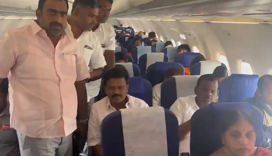 செங்கோட்டையன் உள்ளிட்டோர் சென்ற இண்டிகோ விமானம் பெங்களூருவில் தரையிறக்கம் 