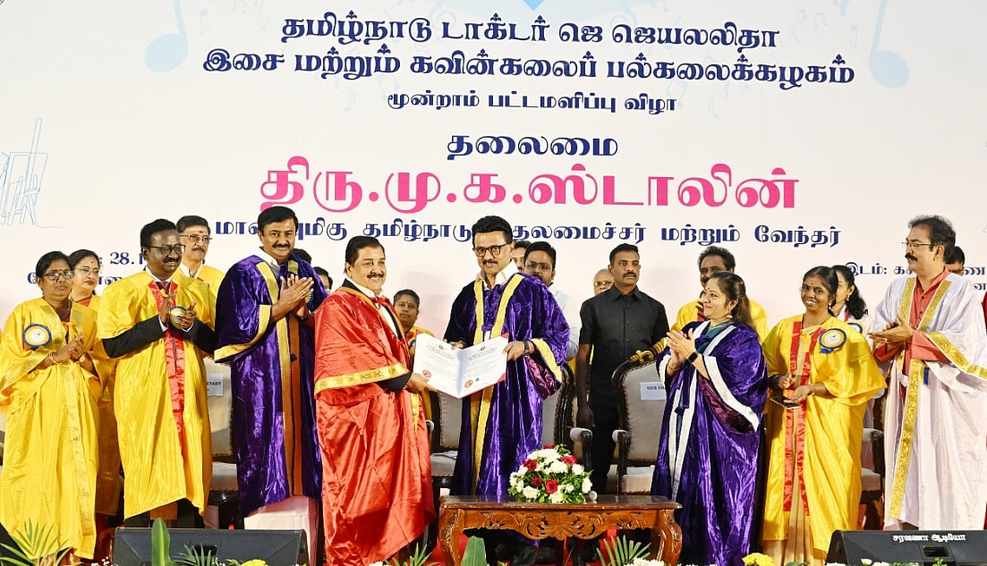 தமிழ்நாடு டாக்டர் ஜெ ஜெயலலிதா இசை மற்றும் கவின்கலைப் பல்கலைக்கழகத்தின் மூன்றாம் பட்டமளிப்பு விழாவில், நடிகர் சிவக்குமாருக்கு மதிப்புறு முனைவர் பட்டம் வழங்கிய சிறப்பித்த முதல்வர் மு.க.ஸ்டாலின்.