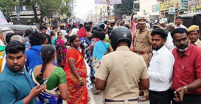 பாலக்கோடு அருகே உயிரிழந்த இளைஞா்களின் உடல்களை வாங்க மறுத்து உறவினா்கள் போராட்டம்