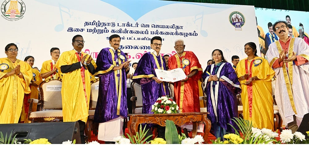 தமிழ்நாடு டாக்டர் ஜெ ஜெயலலிதா இசை மற்றும் கவின்கலைப் பல்கலைக்கழகத்தின் மூன்றாம் பட்டமளிப்பு விழாவில், ஓவியர் சந்துருவுக்கு மதிப்புறு முனைவர் பட்டம் வழங்கிய முதல்வர் மு.க.ஸ்டாலின்.