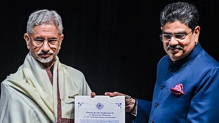 நிகழ் காலத்தில் பொருளாதாரத்தை விட அரசியல் மேலோங்கியுள்ளது: ஜெய்சங்கா்