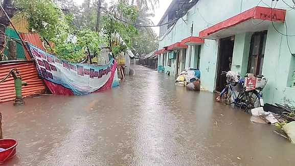 நாகையில் குடியிருப்புகளை சூழ்ந்த மழை வெள்ளம்: வீடுகள் சேதம், கால்நடைகள் உயிரிழப்பு