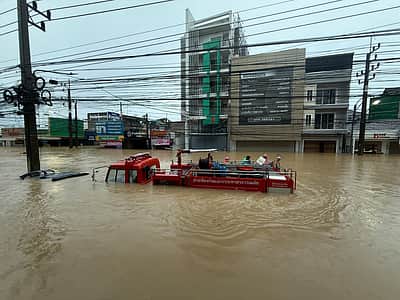 தாய்லாந்து வெள்ளத்தின் பலி எண்ணிக்கை 162 - பாதுகாக்க முடியவில்லை: மன்னிப்பு கோரிய அரசு!