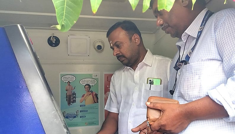 பழனியில் நடமாடும் 
ஏடிஎம் மையம் தொடக்கம்