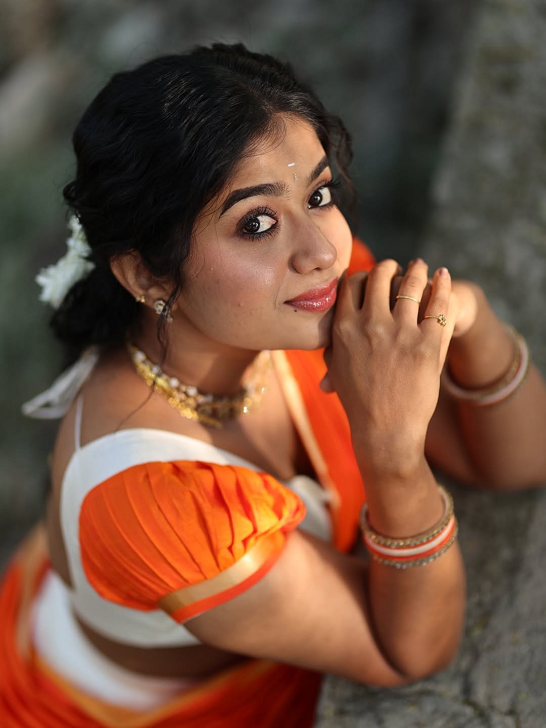 எத்தனை எத்தனை பார்வைகளோ... செளந்தர்யா ரெட்டி!