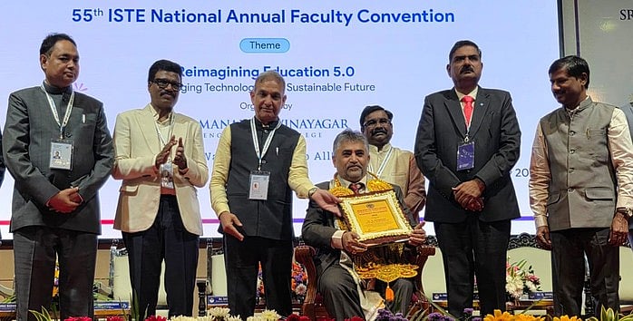 அதியமான் பொறியியல் கல்லூரி இயக்குநருக்கு
இந்திய தொழில்நுட்ப சங்க விருது