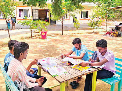 இளைஞர்கள் வேலைவாய்ப்புகளைப் பெற...