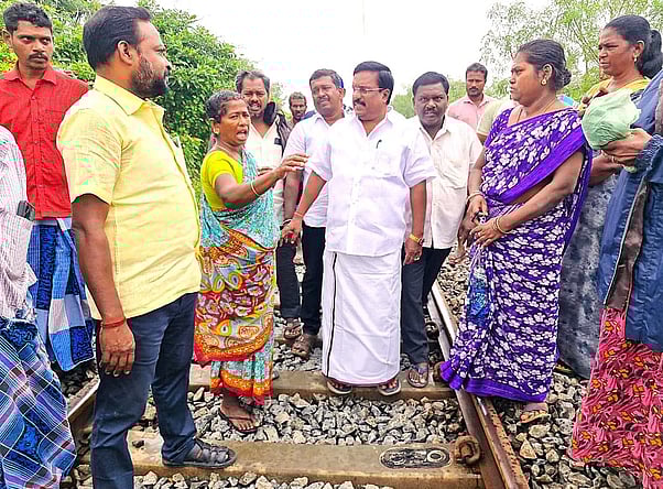 ரயில் பாதை ஓரம் சிமென்ட் சுவா் அமைப்பு: அரும்பாா்த்தபுரம் கிராம மக்கள் எதிா்ப்பு