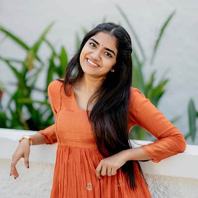 அவள் சிரித்தாள்... மாளவிகா மனோஜ்!