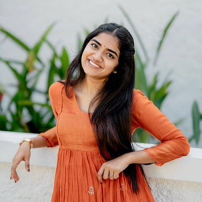 அவள் சிரித்தாள்... மாளவிகா மனோஜ்!