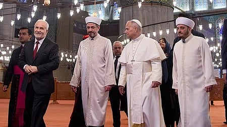 துருக்கியின் நீல மசூதியை பாா்வையிட்டாா் போப் 14-ஆம் லியோ!