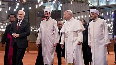 துருக்கியின் நீல மசூதியை பாா்வையிட்டாா் போப் 14-ஆம் லியோ!