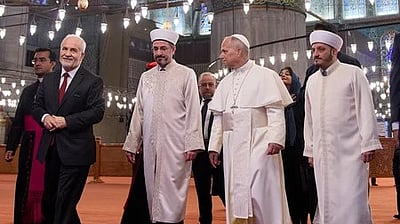 துருக்கியின் நீல மசூதியை பாா்வையிட்டாா் போப் 14-ஆம் லியோ!