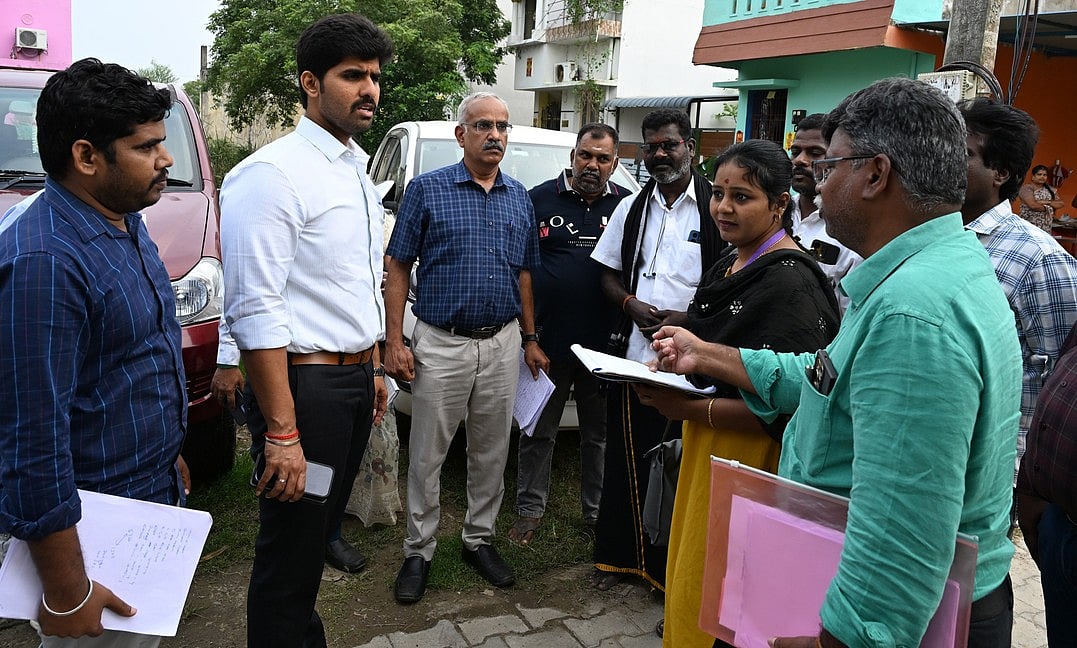 திருவள்ளூா் பகுதியில் எஸ்.ஐ.ஆா். படிவங்கள் திரும்ப பெறும் பணி