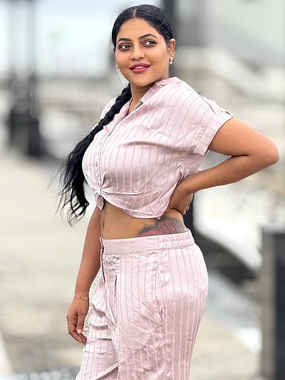 விழிகளில் ஒரு வானவில்... ரேஷ்மா பசுபுலேட்டி!