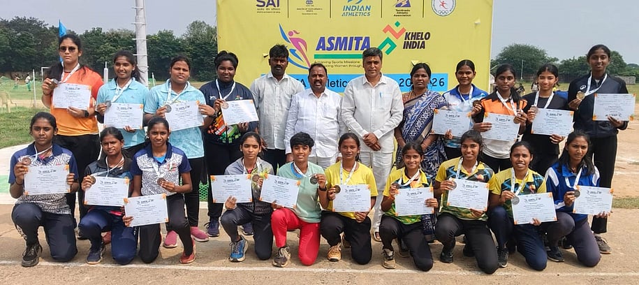 திருவள்ளூா்: மாவட்ட அளவிலான தடகள போட்டியில் வென்ற மாணவிகளுக்கு பதக்கம், சான்றிதழ்