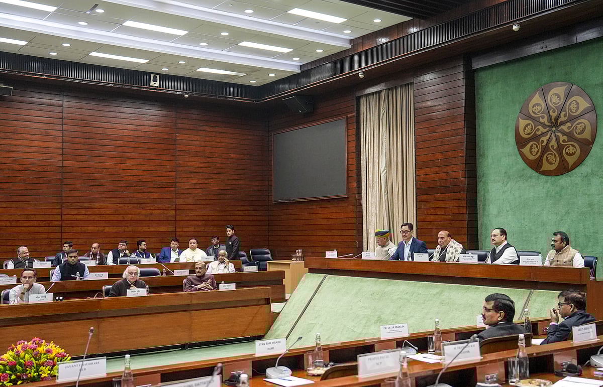 குளிர்கால கூட்டத்தொடரில் எஸ்ஐஆர் பற்றிய விவாதம் தேவை: அனைத்துக் கட்சிக் கூட்டத்தில் எதிர்க்கட்சிகள் வலியுறுத்தல்!