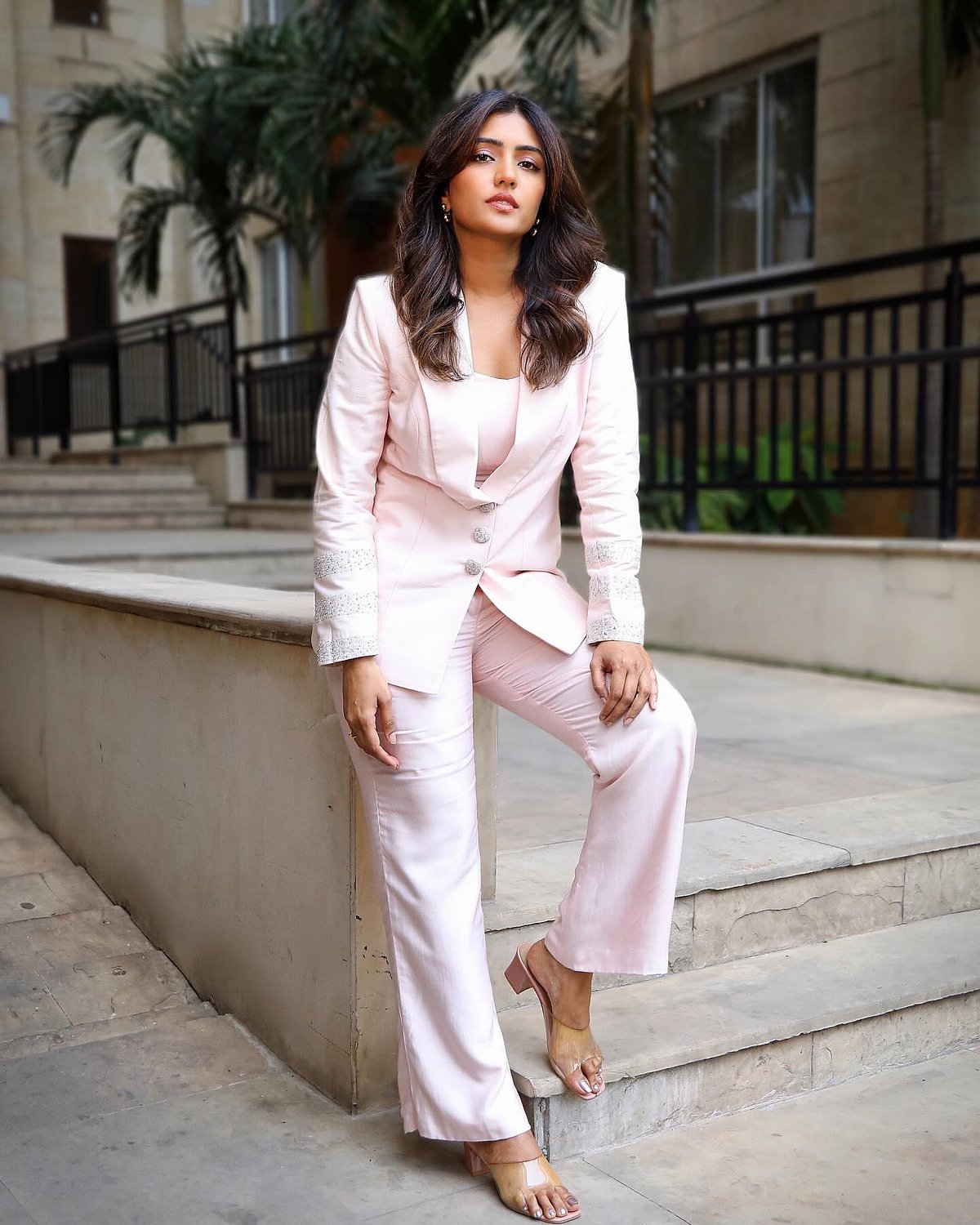 மனம் மயங்குதே... ஈஷா ரெப்பா!