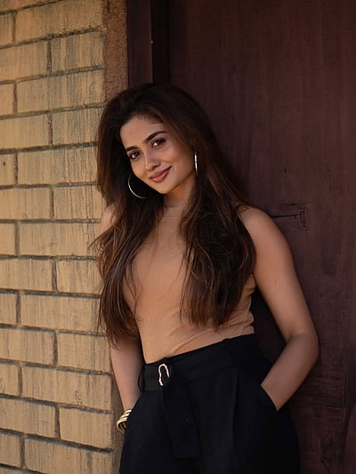 மெல்லிய புன்னகை... தேஜு அஷ்வினி  