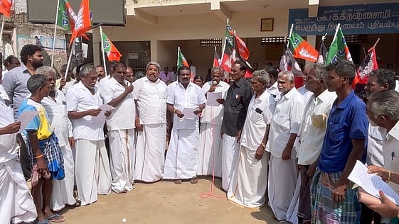 புதியம்புத்தூரில் சாலையை சீரமைக்க வலியுறுத்தி
மறியல்