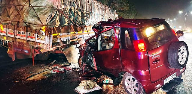 லாரி-காா் மோதல் : இருவா் மரணம்