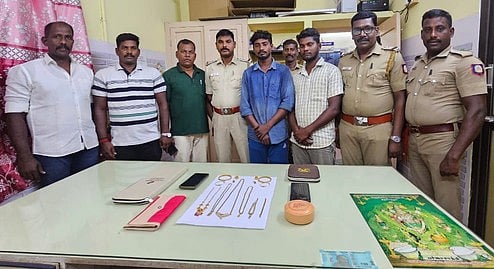 திருச்செந்தூரில் நகைகளை
திருடிச் சென்ற இருவா் கைது