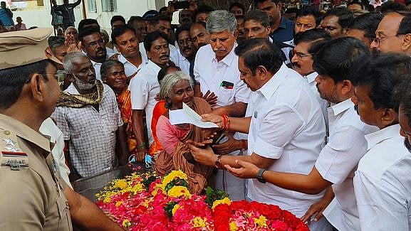 கோபியில் உயிரிழந்த அதிமுக தொண்டரின் குடும்பத்துக்கு ரூ.10 லட்சம் நிதியுதவி: எடப்பாடி கே.பழனிசாமி வழங்கினாா்