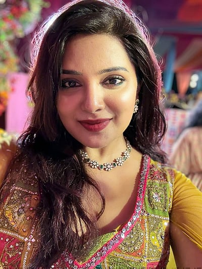 வண்ணமே... ஆத்மிகா!