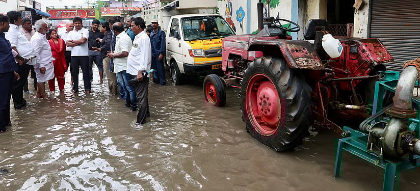 மழைநீரை உடனுக்குடன் வெளியேற்ற வேண்டும்: அதிகாரிகளுக்கு துணை முதல்வா் உதயநிதி உத்தரவு