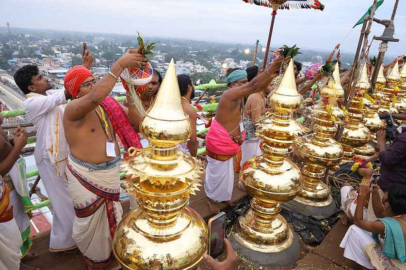 கும்பகோணம் ஆதிகும்பேசுவரா் கோயில் குடமுழுக்கு: காஞ்சி சங்கராச்சாரியாா், அமைச்சா்கள் பங்கேற்பு