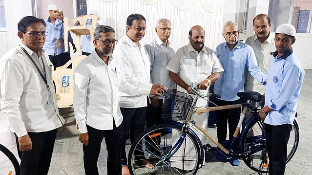 730 மாணவா்களுக்கு விலையில்லா மிதிவண்டி அளிப்பு