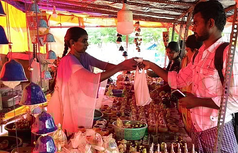 நாளை திருக்காா்த்திகை:
விளக்குகளை ஆா்வமுடன் வாங்கும் பொதுமக்கள்