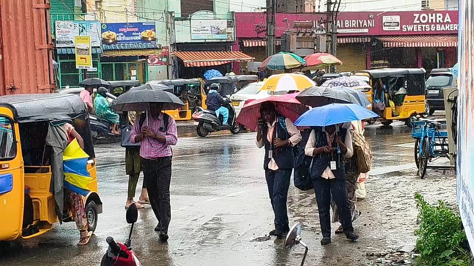 திருவள்ளூா், சுற்று வட்டாரப் பகுதிகளில் தொடா் மழையால் பொதுமக்கள் அவதி
