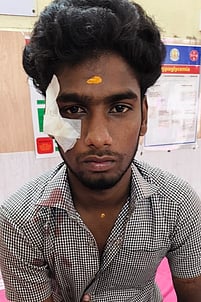 கல்லூரி மாணவருக்கு அரிவாள் வெட்டு: இருவரை தேடும் போலீஸாா்