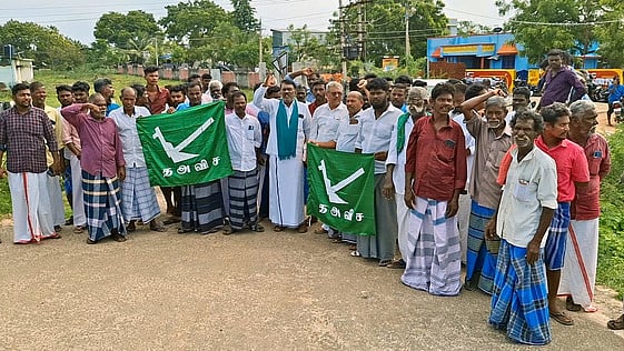 நீா்வழி ஆக்கிரமிப்பை அகற்றக் கோரி சாலை மறியல்