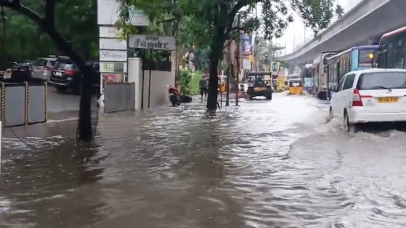 சென்னை, புறநகரில்  பலத்த காற்றுடன் கனமழை!