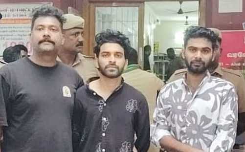 57 கிலோ கஞ்சா பறிமுதல்: கேரள இளைஞா்கள் மூவா் கைது