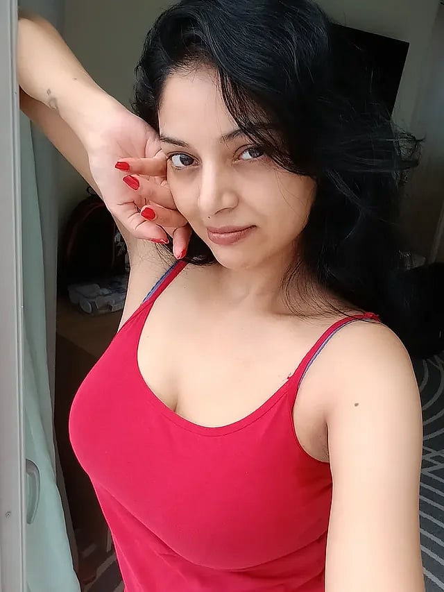 ரெட் அலர்ட்... சனம் ஷெட்டி!